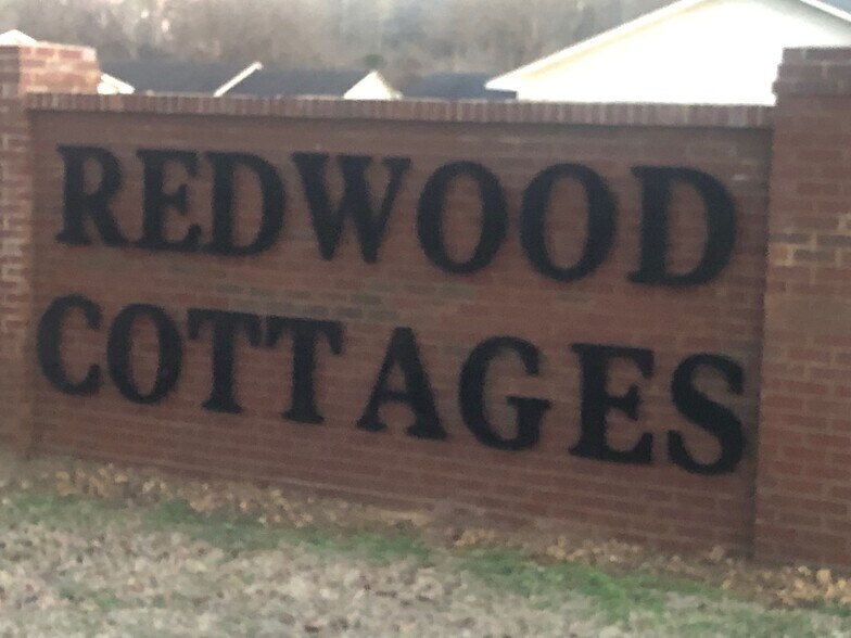 Building Photo - 7 Redwood St NE