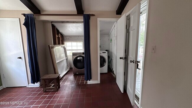 Building Photo - 2836 Ionic Ave