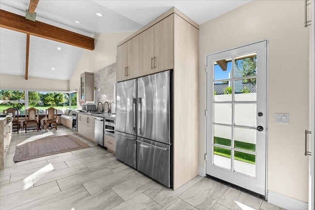 Building Photo - 48731 San Vicente St