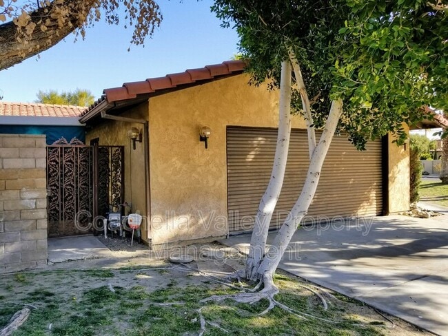 Building Photo - 567 N Hermosa Dr