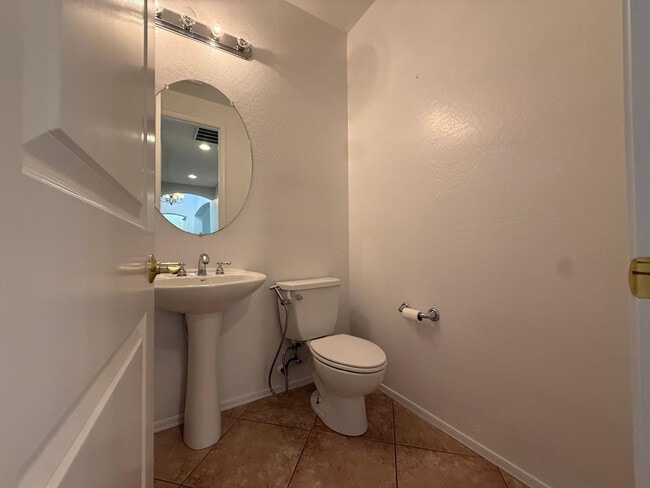 Building Photo - 906 W Glenmere Dr