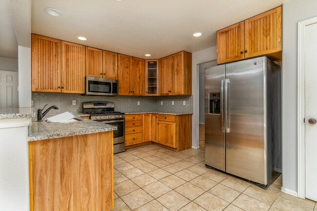 Building Photo - 4 Bedroom Home with 3 Car Garage! Move-in special 50% off one month's rent!!