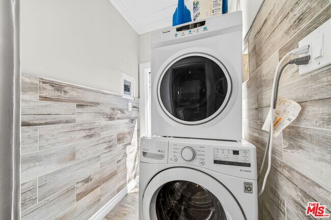 Building Photo - 5915 Lexington Ave