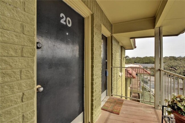 Building Photo - 2302 East Side Dr