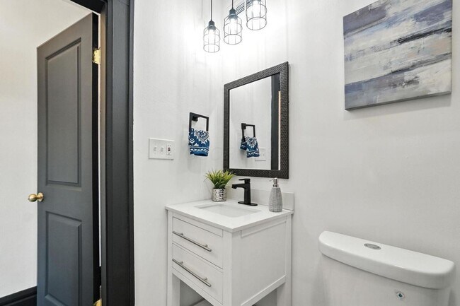 Building Photo - 887-889-889 E Livingston Ave