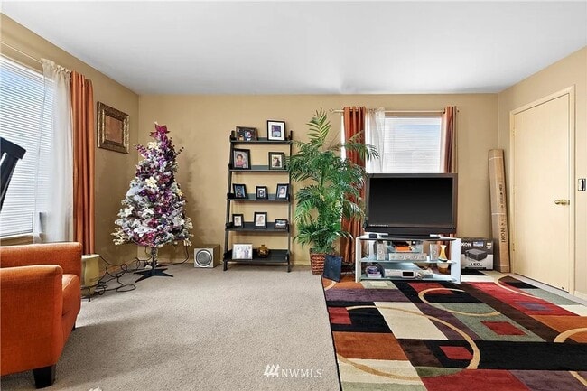 Building Photo - 3bed/2.5 bath home available NOW! Pet frie...