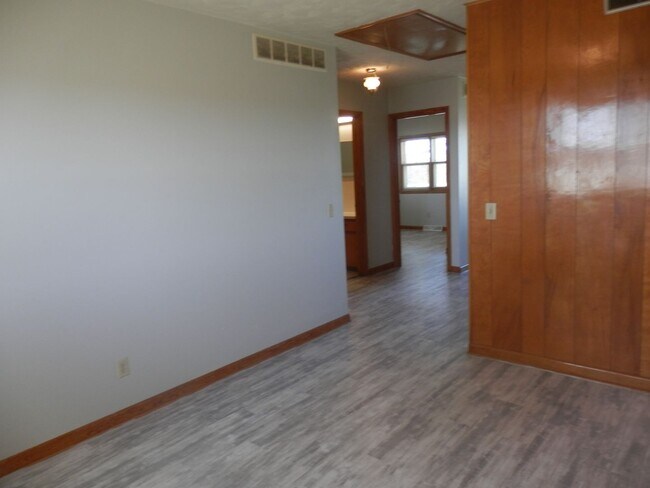 Building Photo - 3 Bed 2 Bath Farmhouse!