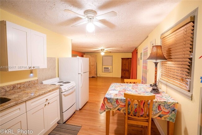 Building Photo - 811 NE 14th Ct