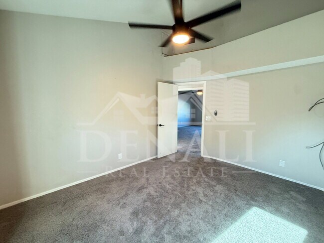 Building Photo - 1114 S Surfside Dr