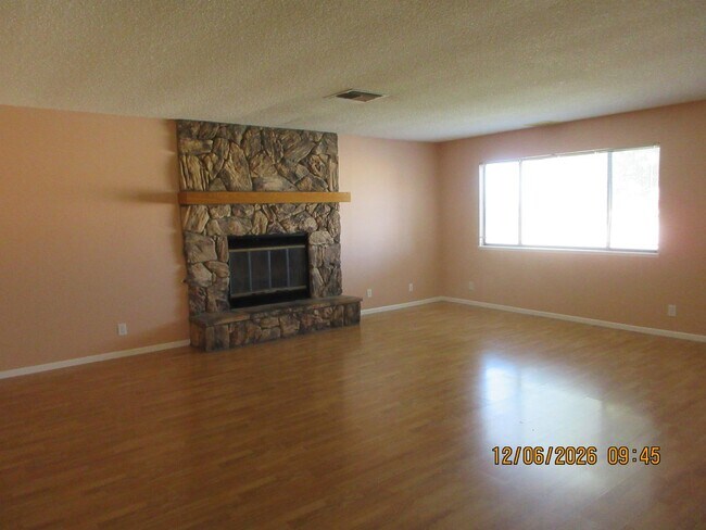 Building Photo - Beautiful and Spacious 4bd 2ba