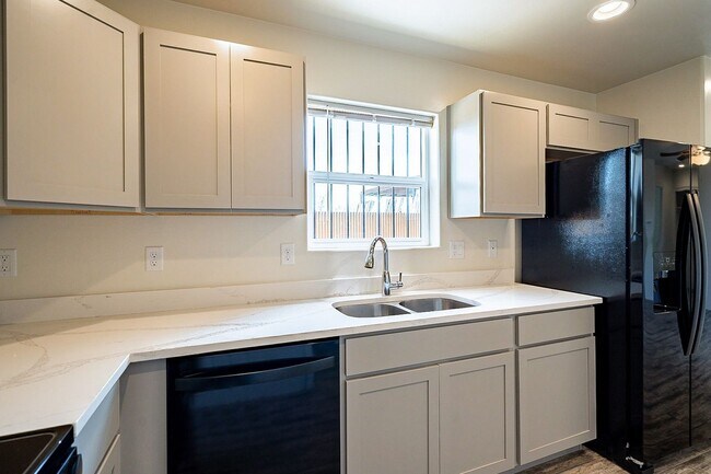 Building Photo - 615 S Santa Rita Ave