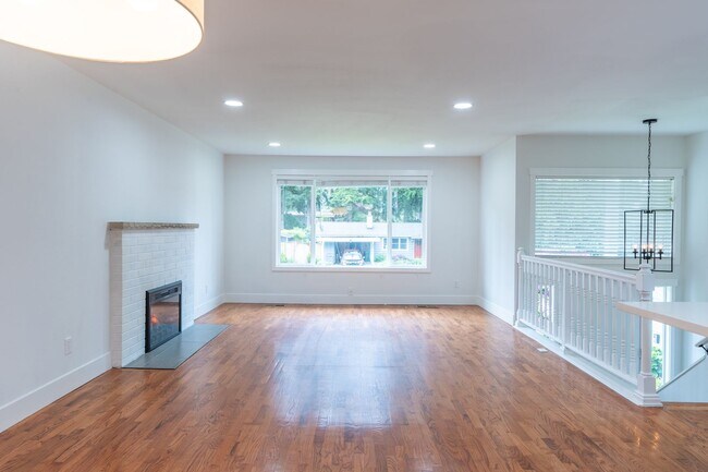 Building Photo - 4bed/3bath home in Finn Hill