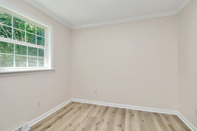 Building Photo - Brick Ranch w/Great Yard! Minutes From Upt...