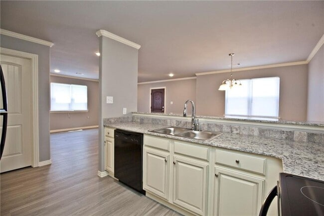 Building Photo - 4 Bed 4.5 Bath Townhouse just mins away from the University!