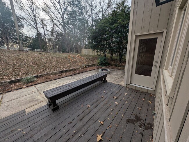 Building Photo - Charming 4 bedroom, 2.5 bath home located in the Raintree Community!