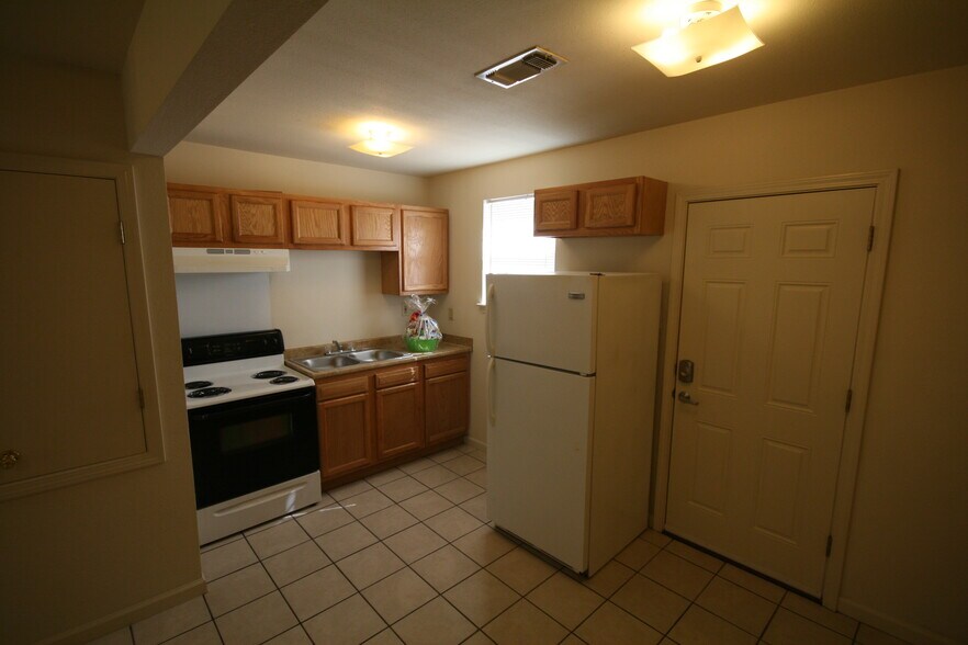 Building Photo - 2310 Rose Dr