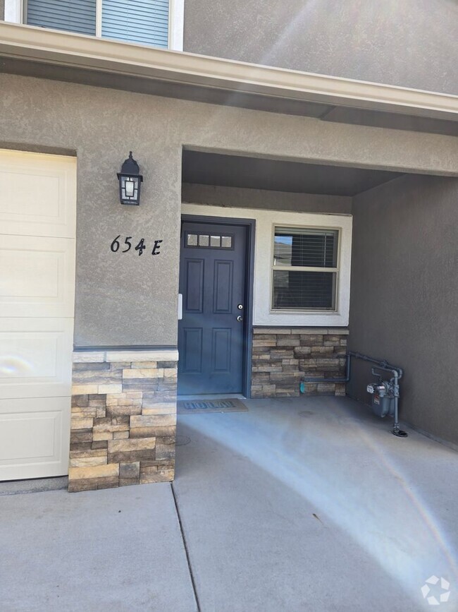 Building Photo - Newer Townhome Close to Shopping
