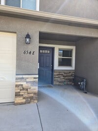 Building Photo - Newer Townhome Close to Shopping