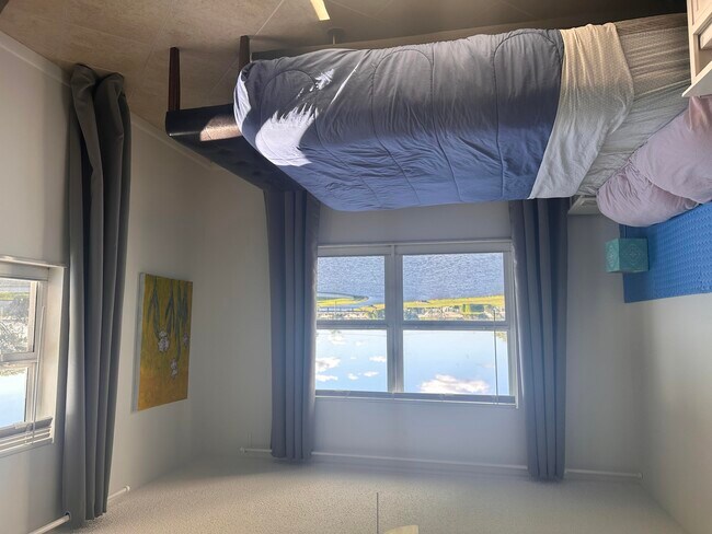 Building Photo - 1112 Lake Terrace