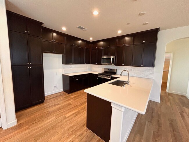 Building Photo - Beautiful home for rent in gated community in Visalia