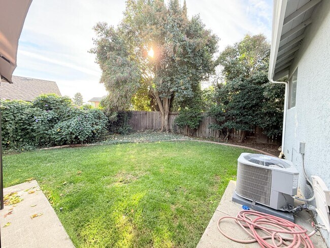 Building Photo - 861 Sonnet Dr