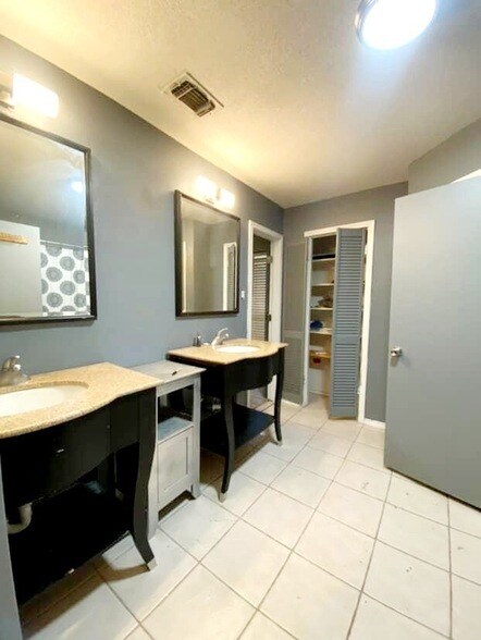 Building Photo - 1045 Pepperidge Dr