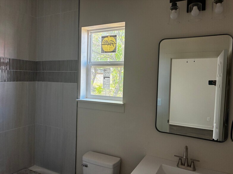 Building Photo - 826 W 29th St