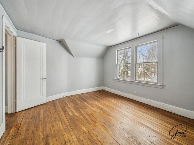 Building Photo - $1200 Bungalow
