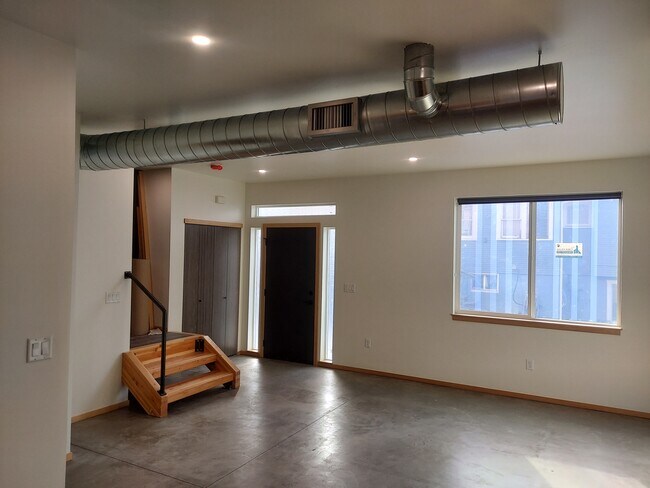 Building Photo - 608 E 7th Ave