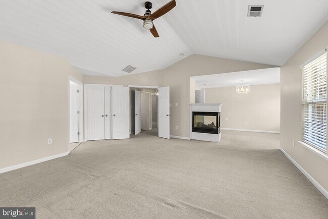 Building Photo - 9201 Golf Ct