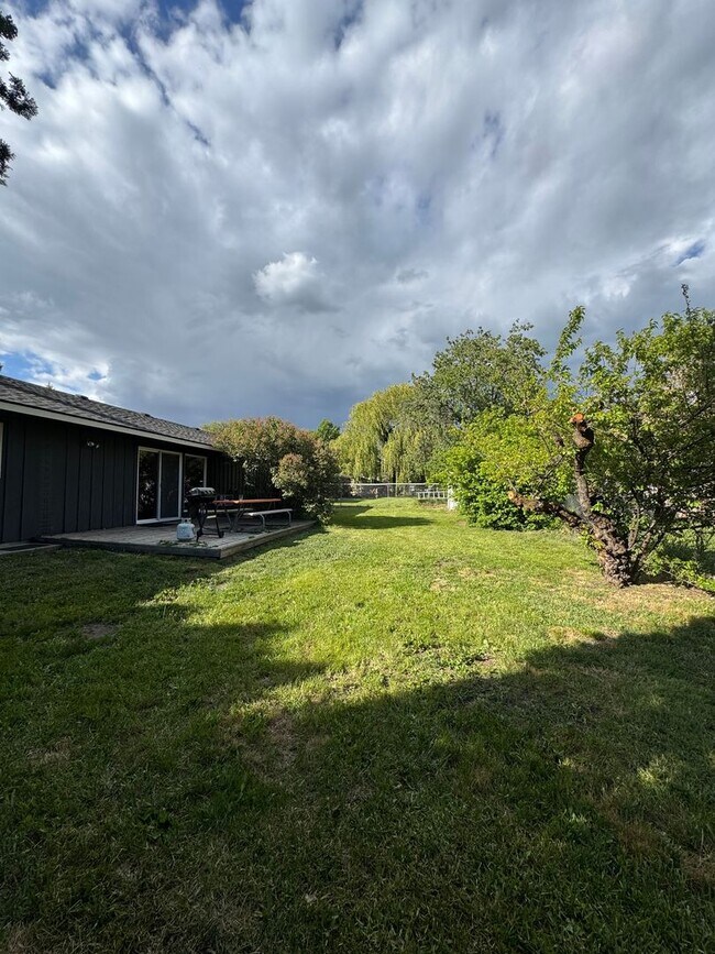 Building Photo - Spacious 5 Bedroom Rental by Park