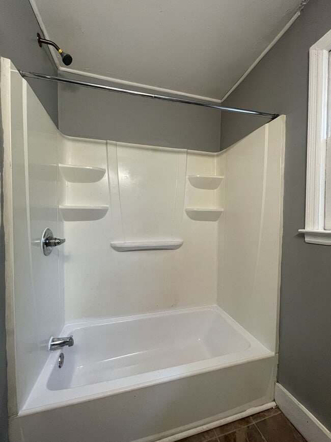 Building Photo - 3 bedroom 1.5 Bathroom