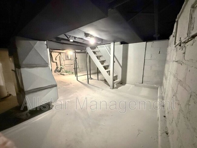 Building Photo - 924 Spring Ave NE