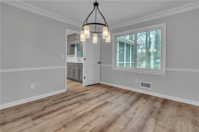 Building Photo - 4497 Glenforest Dr NE