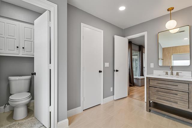 Building Photo - 2833 Meadowbrook Dr