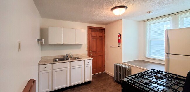 Building Photo - 414 Oneida St