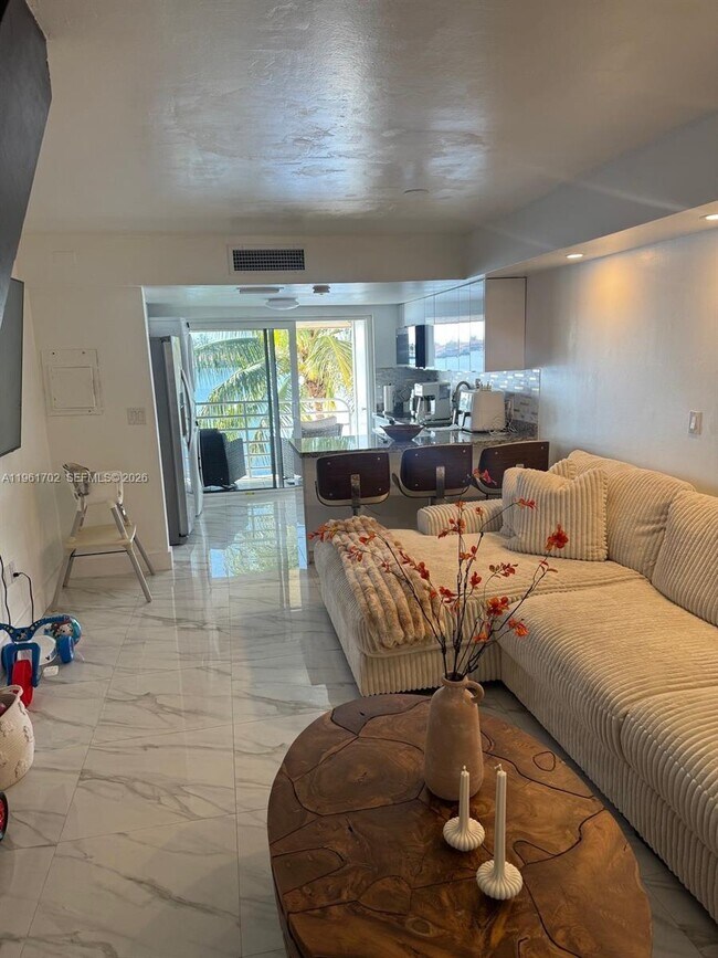 Building Photo - 2758 W 60th St