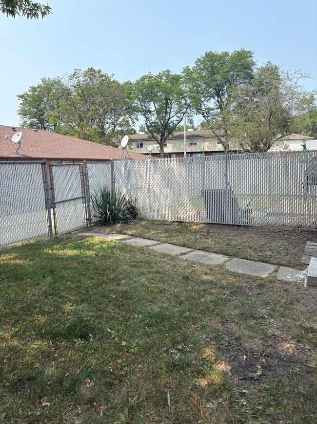 Building Photo - 4401-4407 Eastridge Dr