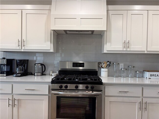 Building Photo - 2739 S Angels Rd