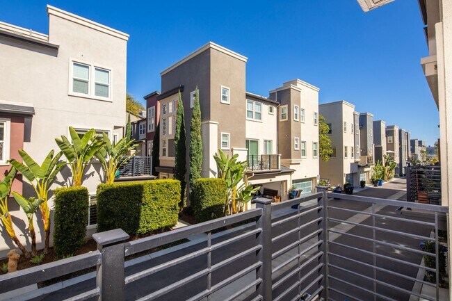 Building Photo - Resort Style 2BD Townhome in Origen at Civ...