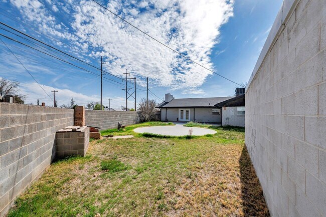 Building Photo - 1300 Bonham Ave