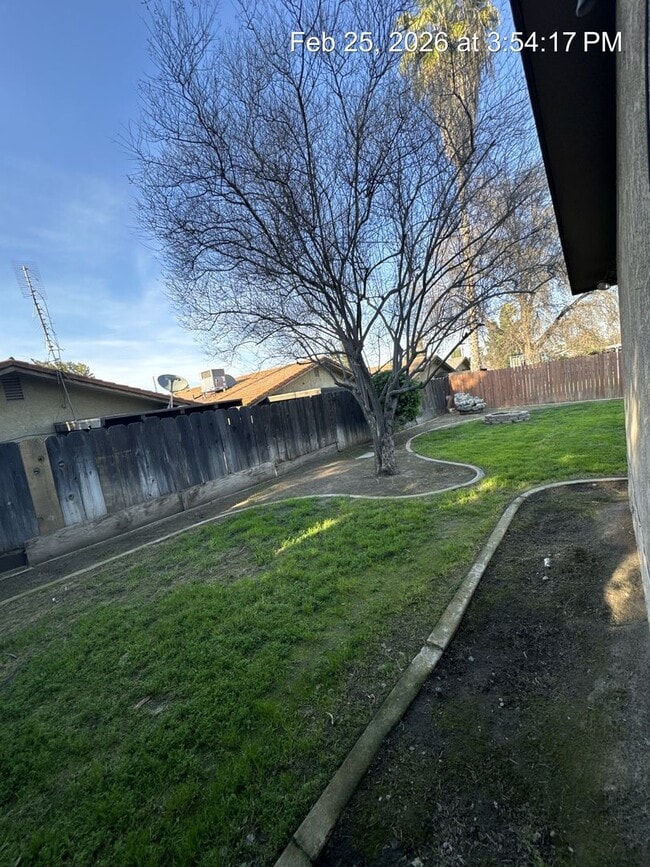 Building Photo - Charming Home Available Now !