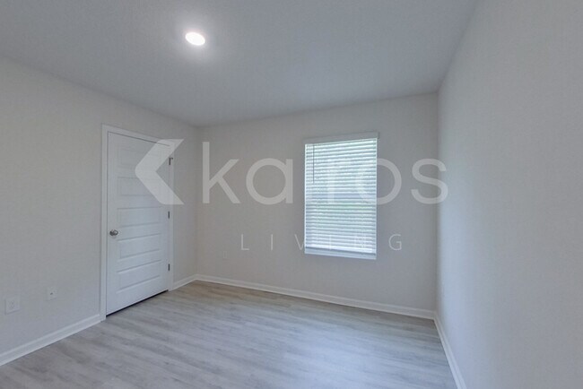 Building Photo - 321 Monarch Ln