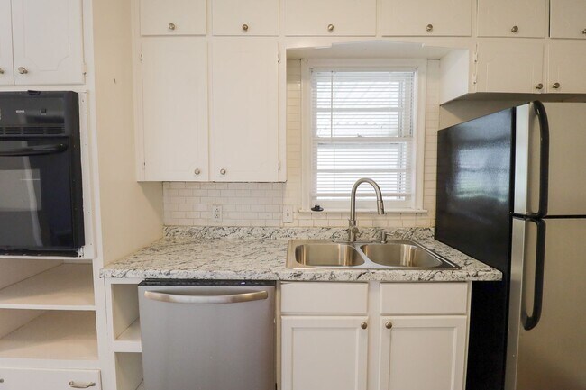 Building Photo - 3 BED 1 BATH! Schedule a tour today!