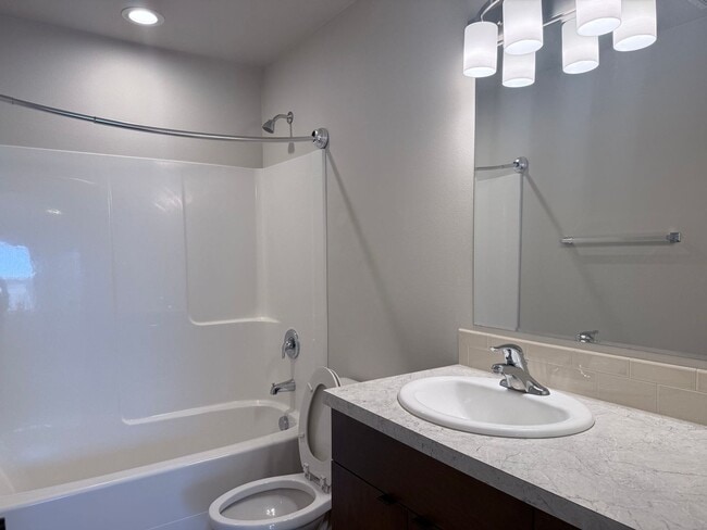 Building Photo - Stunning 4 Bedroom Townhome - $500 SPECIAL MOVE IN CREDIT