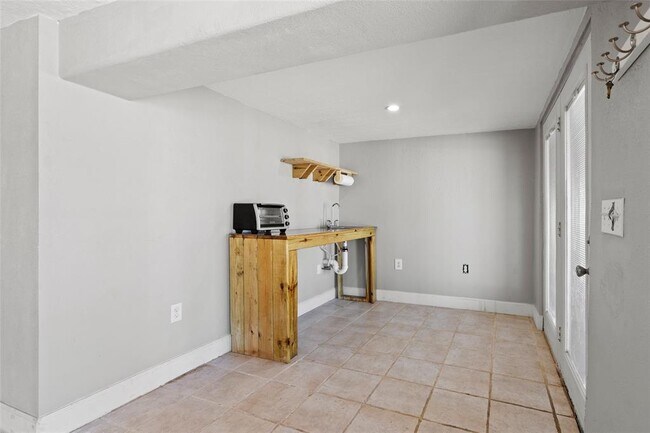 Building Photo - 4034 Reeves Dr
