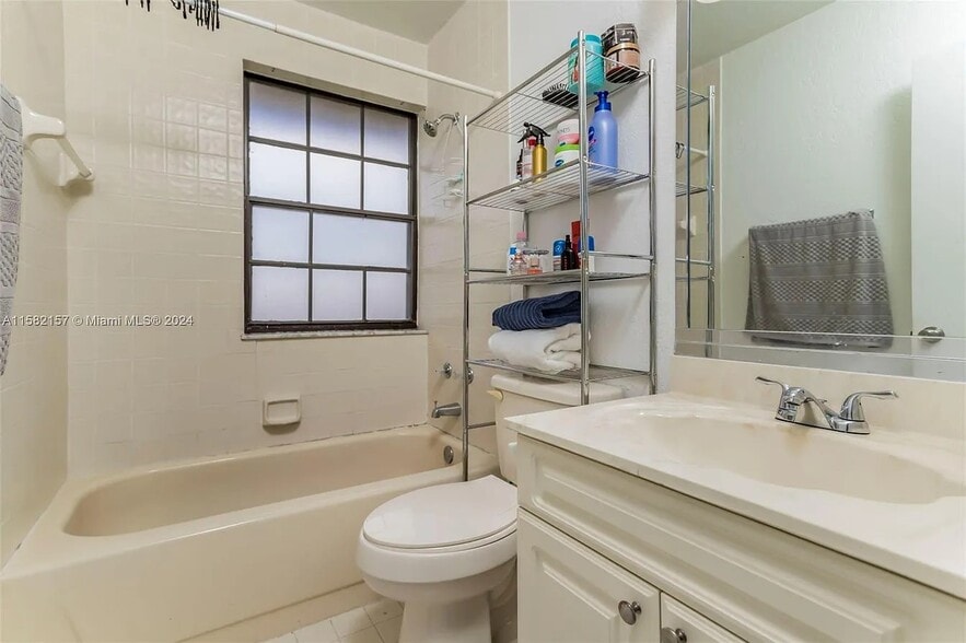 Building Photo - 2646 Riverside Dr