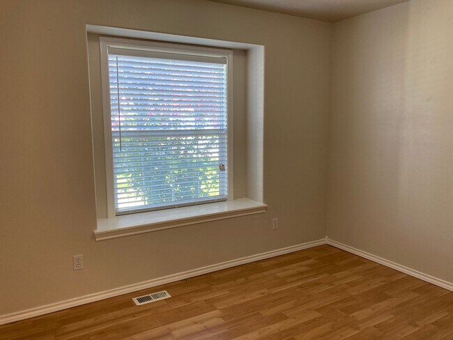 Building Photo - 928 N Middlemist Pl - Awesome Backyard, Go...