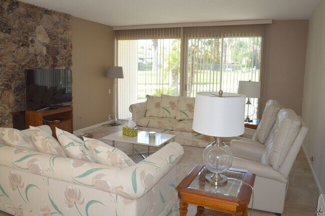 Building Photo - Remodeled 'Fairview Cottage',Long Term. UN...