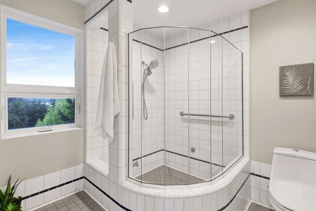 Building Photo - 213 Sea Pines Ln